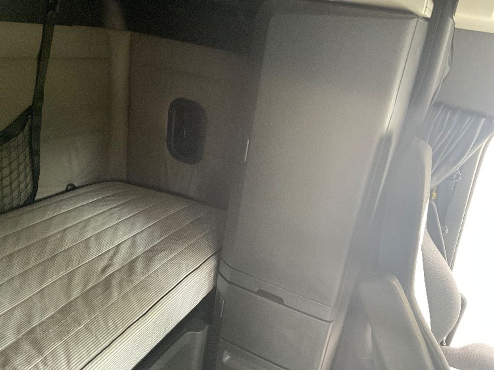 Sleeper Tractor-Heavy Duty Tractors-Freightliner-2020-T12664ST-Mcdonough-GA-524,830\n\t\tmiles-$ 60,500 - Image 18