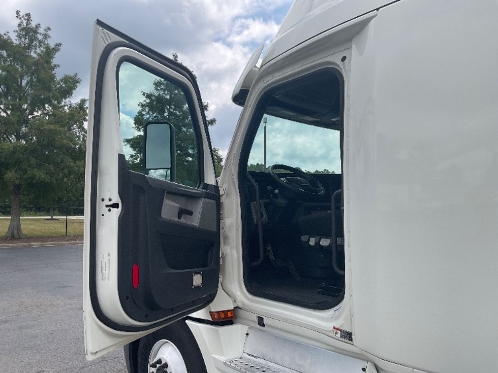 Sleeper Tractor-Heavy Duty Tractors-Freightliner-2020-T12664ST-Mcdonough-GA-524,830\n\t\tmiles-$ 60,500 - Image 9