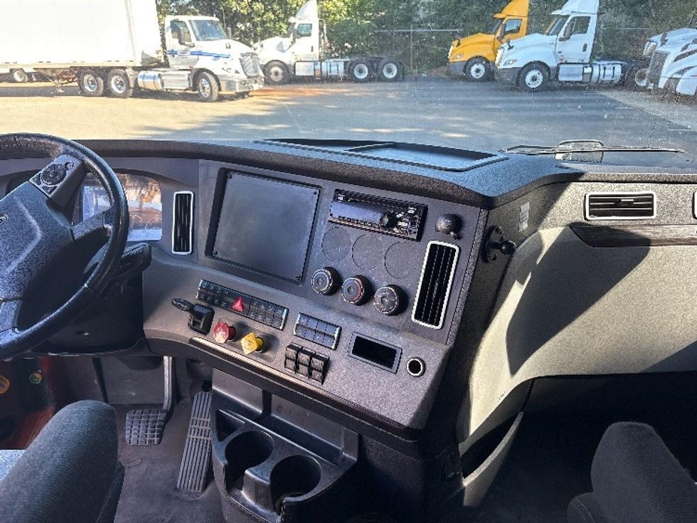 Sleeper Tractor-Heavy Duty Tractors-Freightliner-2020-T12664ST-Mebane-NC-383,609\n\t\tmiles-$ 70,000 - Image 12