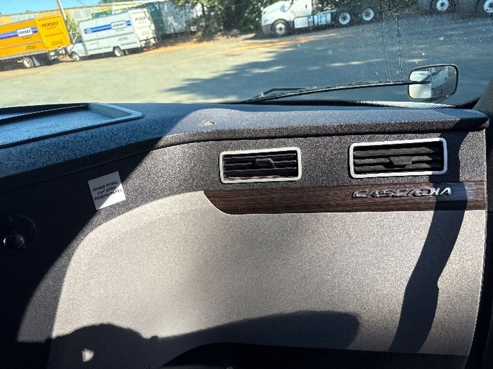 Sleeper Tractor-Heavy Duty Tractors-Freightliner-2020-T12664ST-Mebane-NC-383,609\n\t\tmiles-$ 70,000 - Image 14