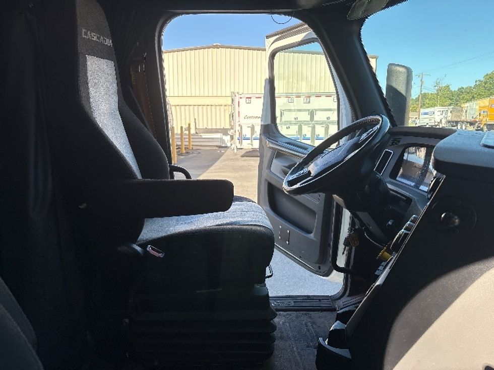 Sleeper Tractor-Heavy Duty Tractors-Freightliner-2020-T12664ST-Mebane-NC-383,609\n\t\tmiles-$ 70,000 - Image 15