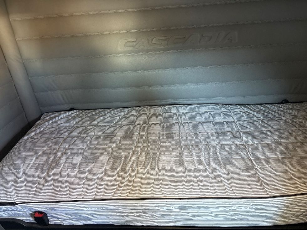 Sleeper Tractor-Heavy Duty Tractors-Freightliner-2020-T12664ST-Mebane-NC-383,609\n\t\tmiles-$ 70,000 - Image 16