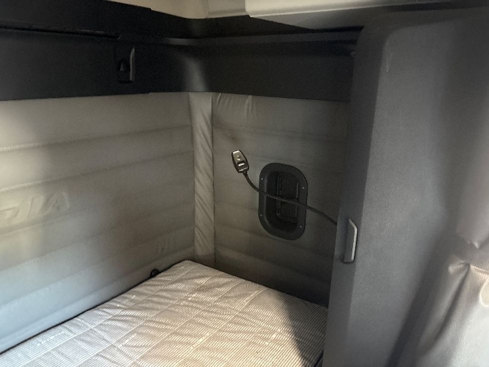 Sleeper Tractor-Heavy Duty Tractors-Freightliner-2020-T12664ST-Mebane-NC-383,609\n\t\tmiles-$ 70,000 - Image 18