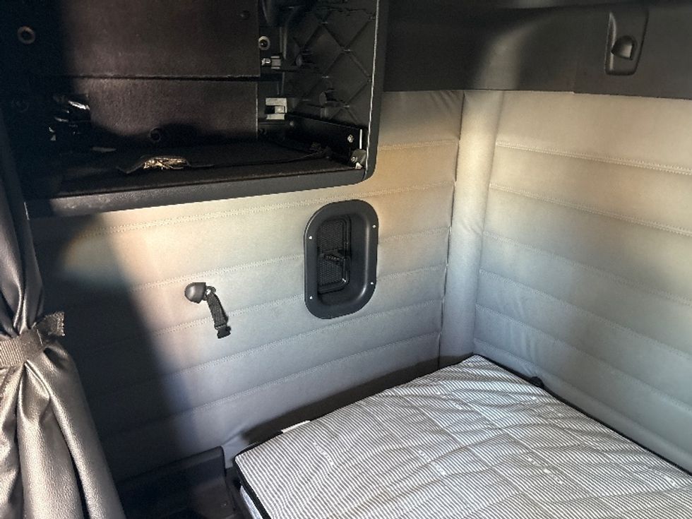 Sleeper Tractor-Heavy Duty Tractors-Freightliner-2020-T12664ST-Mebane-NC-383,609\n\t\tmiles-$ 70,000 - Image 19