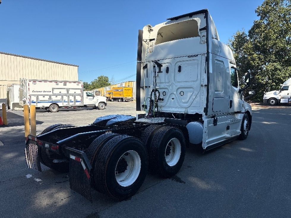 Sleeper Tractor-Heavy Duty Tractors-Freightliner-2020-T12664ST-Mebane-NC-383,609\n\t\tmiles-$ 70,000 - Image 7