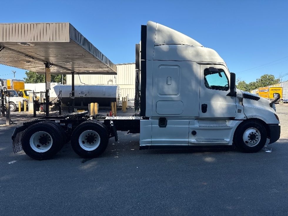 Sleeper Tractor-Heavy Duty Tractors-Freightliner-2020-T12664ST-Mebane-NC-383,609\n\t\tmiles-$ 70,000 - Image 8