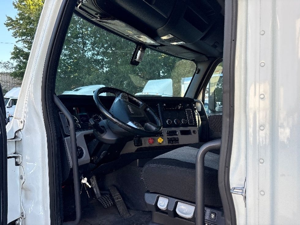 Sleeper Tractor-Heavy Duty Tractors-Freightliner-2020-T12664ST-Mebane-NC-383,609\n\t\tmiles-$ 70,000 - Image 9