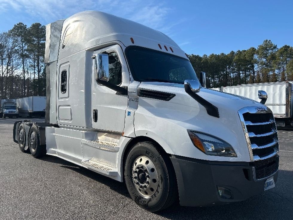 Sleeper Tractor-Heavy Duty Tractors-Freightliner-2020-T12664ST-Mebane-NC-557,476\n\t\tmiles-$ 52,250 - Image 1