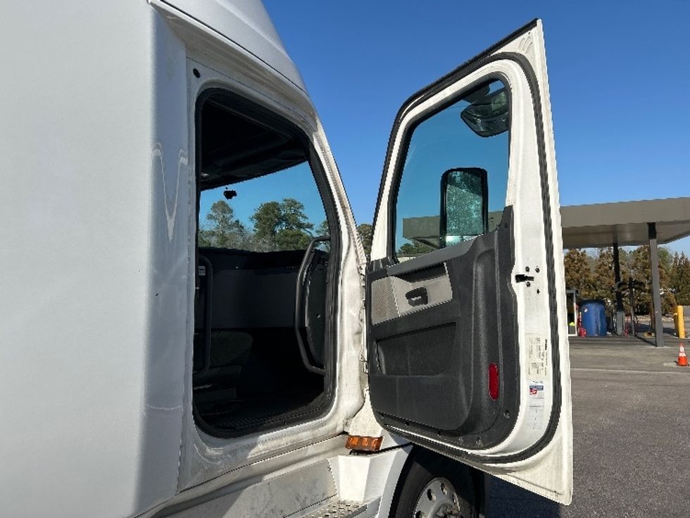 Sleeper Tractor-Heavy Duty Tractors-Freightliner-2020-T12664ST-Mebane-NC-557,476\n\t\tmiles-$ 52,250 - Image 13