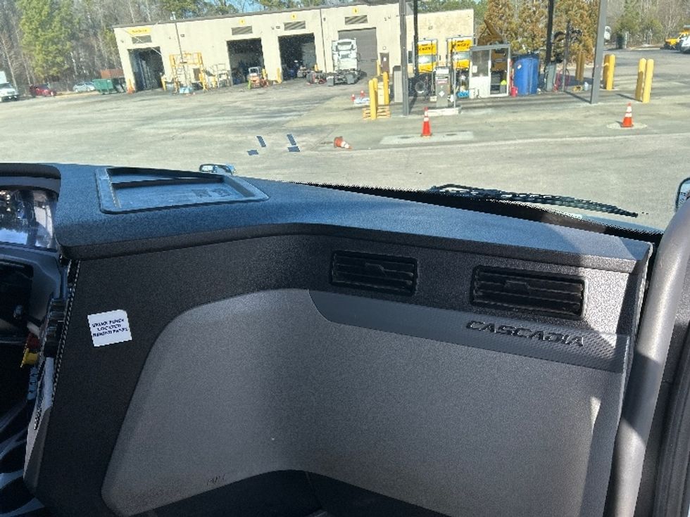 Sleeper Tractor-Heavy Duty Tractors-Freightliner-2020-T12664ST-Mebane-NC-557,476\n\t\tmiles-$ 52,250 - Image 14