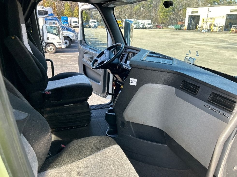 Sleeper Tractor-Heavy Duty Tractors-Freightliner-2020-T12664ST-Mebane-NC-557,476\n\t\tmiles-$ 52,250 - Image 15