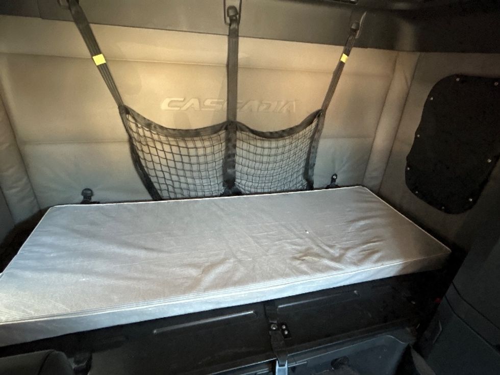 Sleeper Tractor-Heavy Duty Tractors-Freightliner-2020-T12664ST-Mebane-NC-557,476\n\t\tmiles-$ 52,250 - Image 17