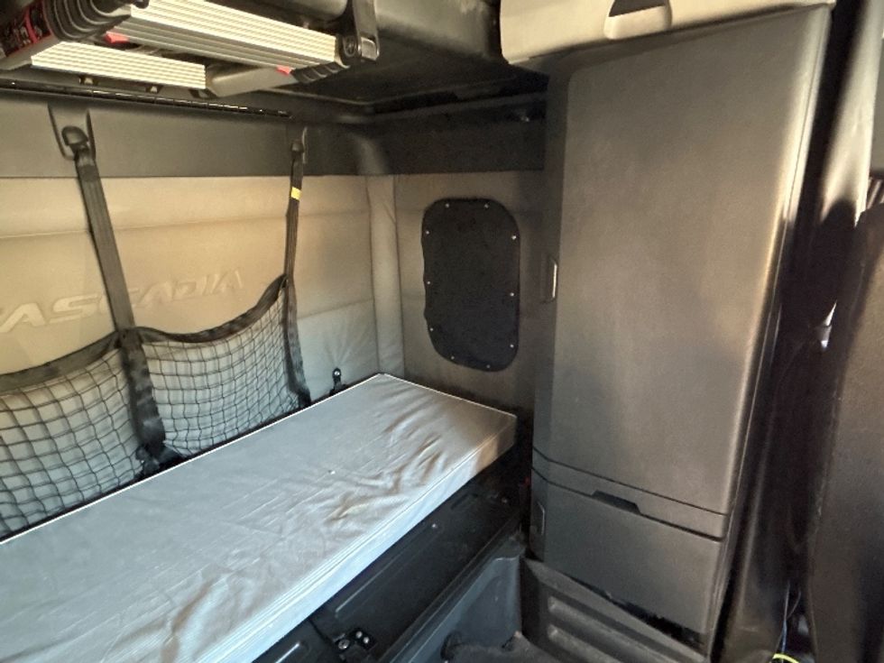 Sleeper Tractor-Heavy Duty Tractors-Freightliner-2020-T12664ST-Mebane-NC-557,476\n\t\tmiles-$ 52,250 - Image 18