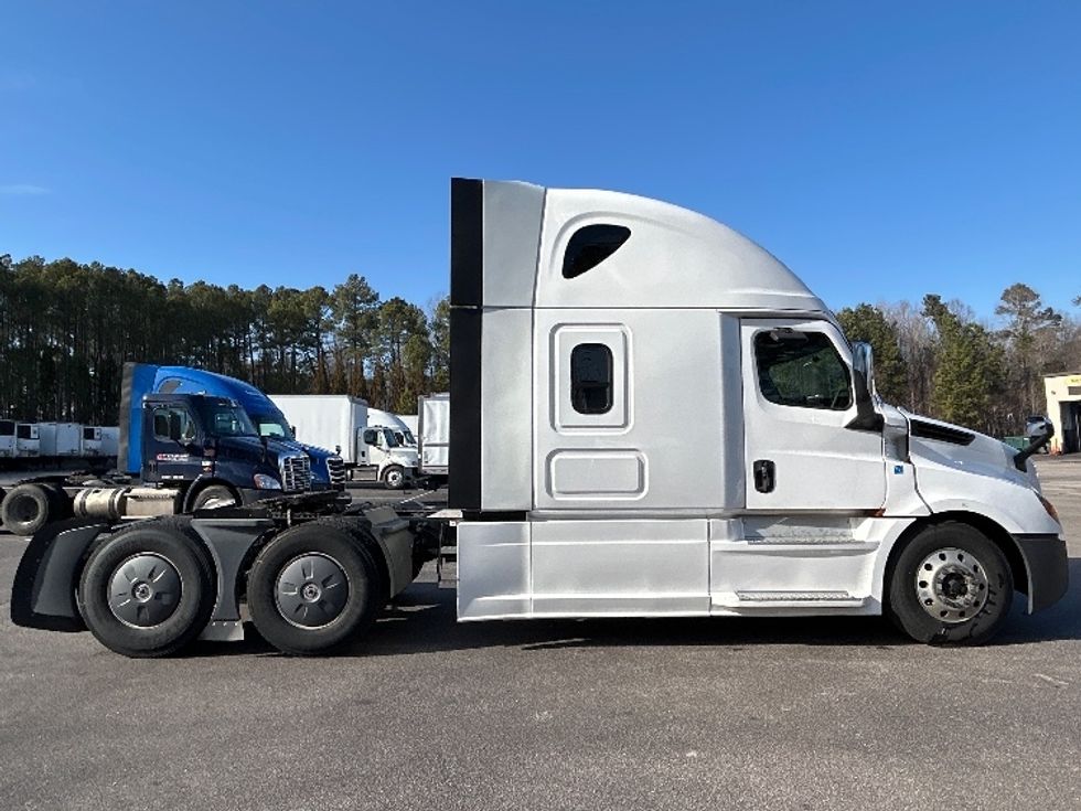 Sleeper Tractor-Heavy Duty Tractors-Freightliner-2020-T12664ST-Mebane-NC-557,476\n\t\tmiles-$ 52,250 - Image 8