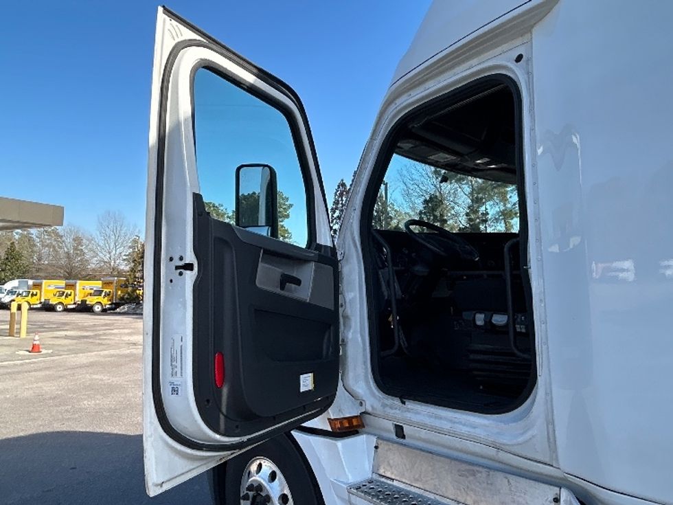 Sleeper Tractor-Heavy Duty Tractors-Freightliner-2020-T12664ST-Mebane-NC-557,476\n\t\tmiles-$ 52,250 - Image 9