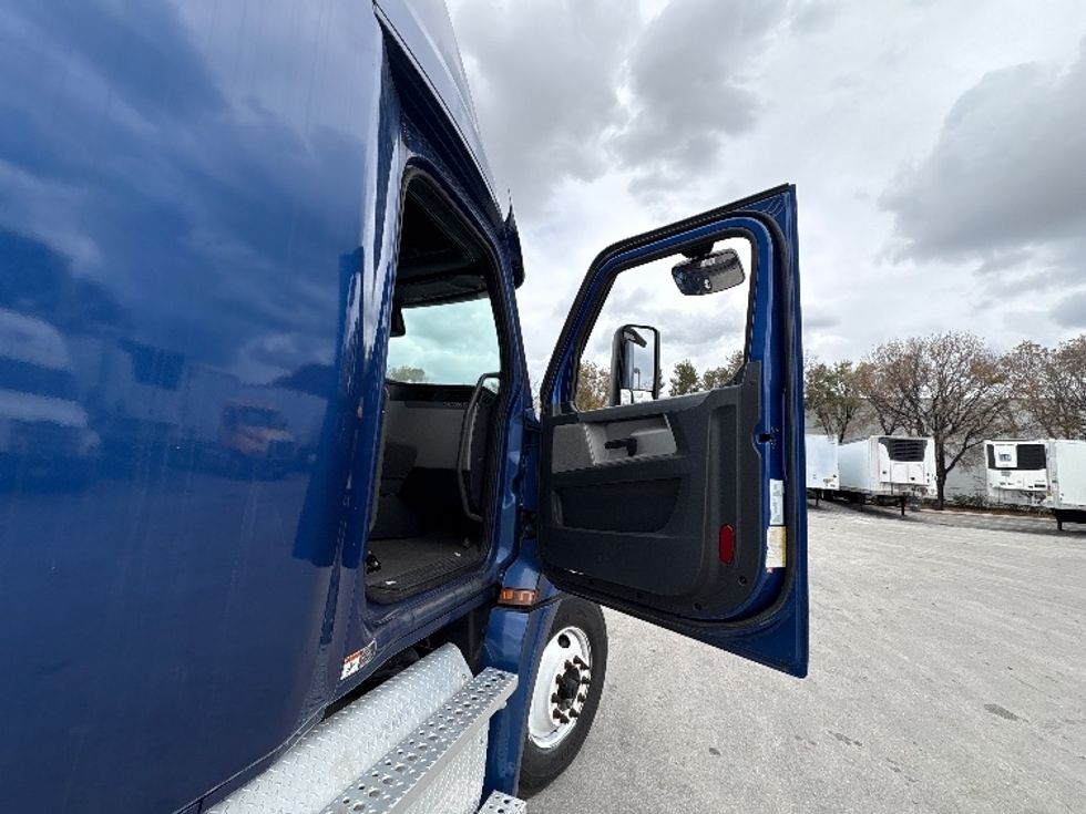 Sleeper Tractor-Heavy Duty Tractors-Freightliner-2020-T12664ST-Medley-FL-615,186\n\t\tmiles-$ 53,250 - Image 13