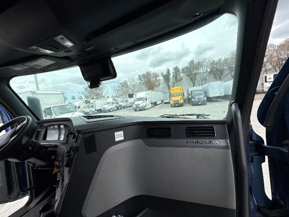 Sleeper Tractor-Heavy Duty Tractors-Freightliner-2020-T12664ST-Medley-FL-615,186\n\t\tmiles-$ 53,250 - Image 14