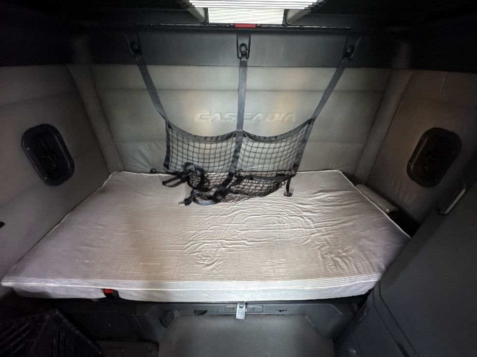 Sleeper Tractor-Heavy Duty Tractors-Freightliner-2020-T12664ST-Medley-FL-615,186\n\t\tmiles-$ 53,250 - Image 17