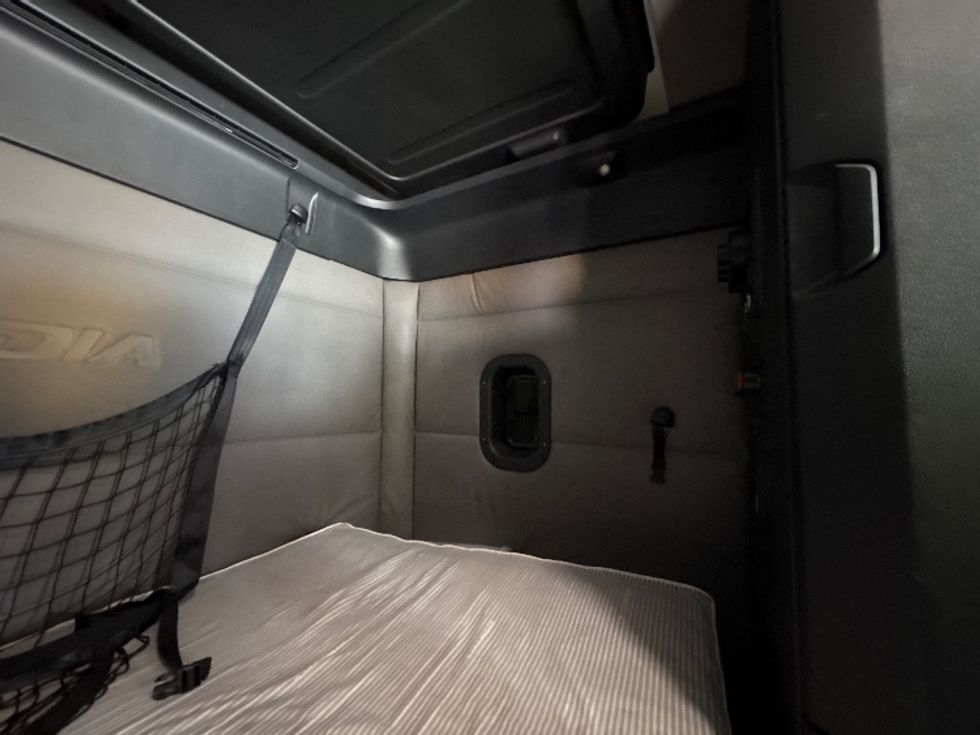 Sleeper Tractor-Heavy Duty Tractors-Freightliner-2020-T12664ST-Medley-FL-615,186\n\t\tmiles-$ 53,250 - Image 18