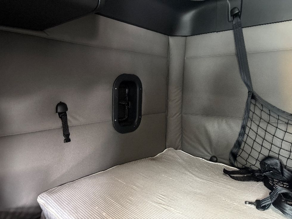 Sleeper Tractor-Heavy Duty Tractors-Freightliner-2020-T12664ST-Medley-FL-615,186\n\t\tmiles-$ 53,250 - Image 19