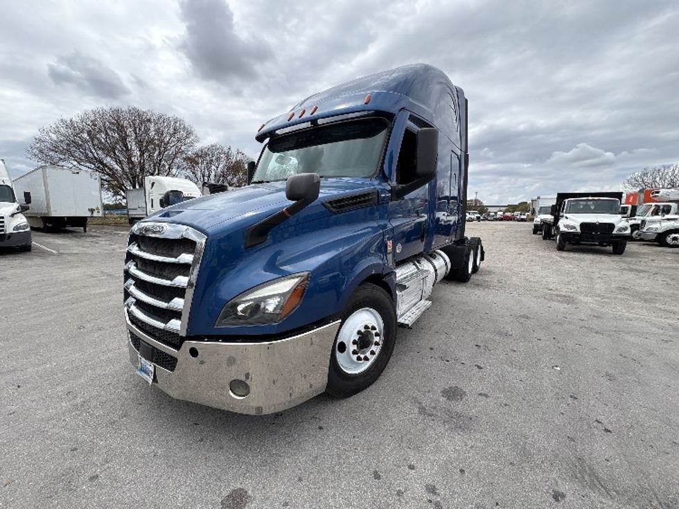 Sleeper Tractor-Heavy Duty Tractors-Freightliner-2020-T12664ST-Medley-FL-615,186\n\t\tmiles-$ 53,250 - Image 3