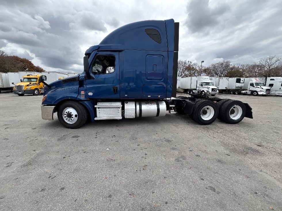 Sleeper Tractor-Heavy Duty Tractors-Freightliner-2020-T12664ST-Medley-FL-615,186\n\t\tmiles-$ 53,250 - Image 4