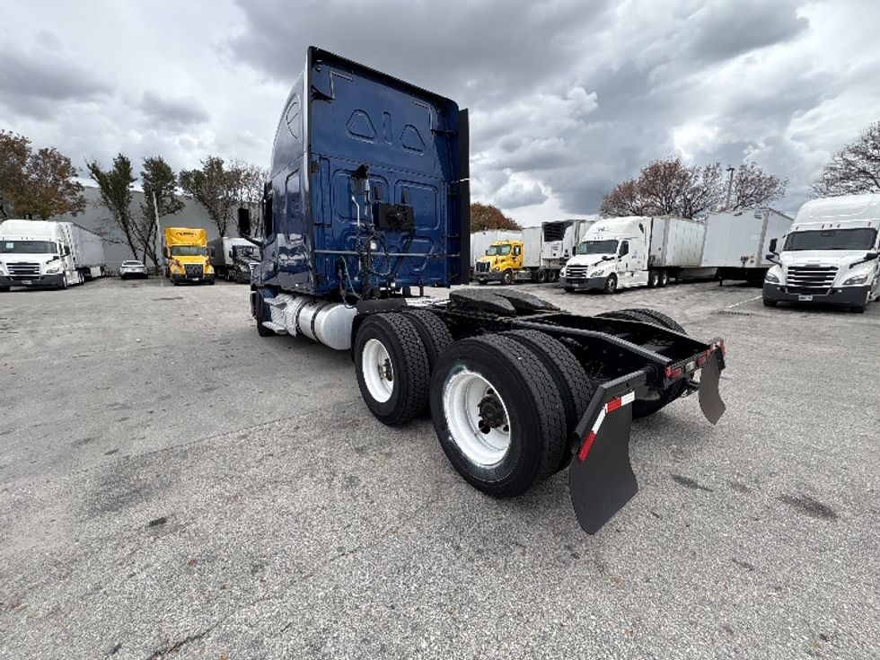 Sleeper Tractor-Heavy Duty Tractors-Freightliner-2020-T12664ST-Medley-FL-615,186\n\t\tmiles-$ 53,250 - Image 5