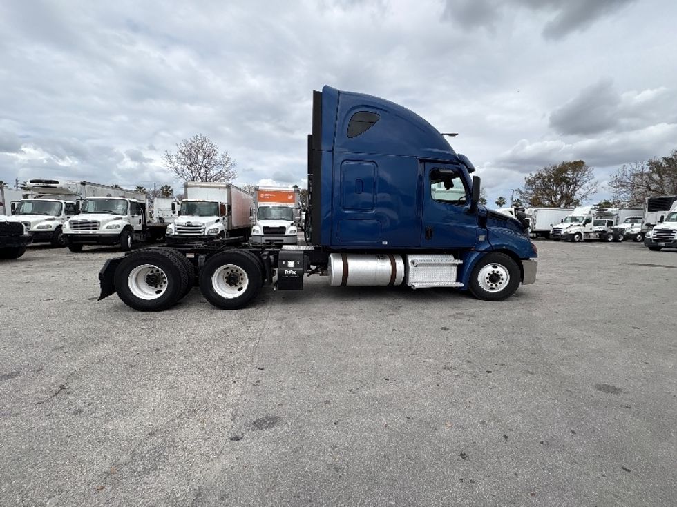 Sleeper Tractor-Heavy Duty Tractors-Freightliner-2020-T12664ST-Medley-FL-615,186\n\t\tmiles-$ 53,250 - Image 8