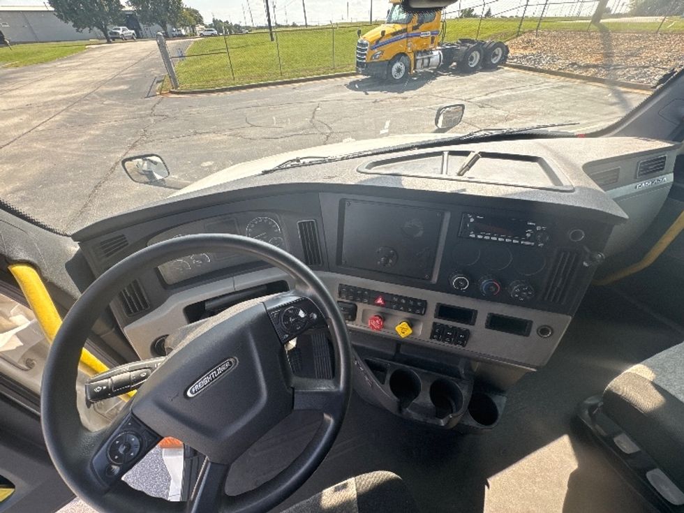 Sleeper Tractor-Heavy Duty Tractors-Freightliner-2020-T12664ST-Memphis-TN-530,452\n\t\tmiles-$ 62,250 - Image 11