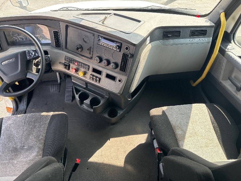 Sleeper Tractor-Heavy Duty Tractors-Freightliner-2020-T12664ST-Memphis-TN-530,452\n\t\tmiles-$ 62,250 - Image 12