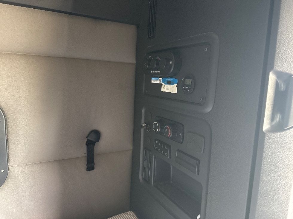 Sleeper Tractor-Heavy Duty Tractors-Freightliner-2020-T12664ST-Memphis-TN-530,452\n\t\tmiles-$ 62,250 - Image 18