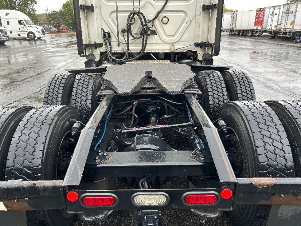 Sleeper Tractor-Heavy Duty Tractors-Freightliner-2020-T12664ST-Memphis-TN-530,452\n\t\tmiles-$ 62,250 - Image 6