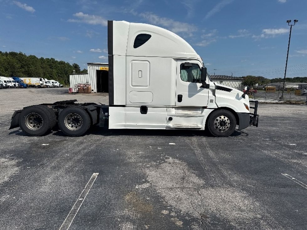 Sleeper Tractor-Heavy Duty Tractors-Freightliner-2020-T12664ST-Memphis-TN-530,452\n\t\tmiles-$ 62,250 - Image 8