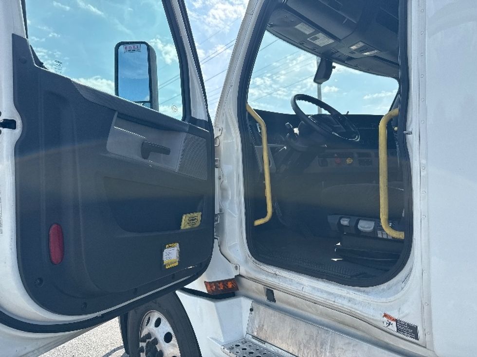 Sleeper Tractor-Heavy Duty Tractors-Freightliner-2020-T12664ST-Memphis-TN-530,452\n\t\tmiles-$ 62,250 - Image 9