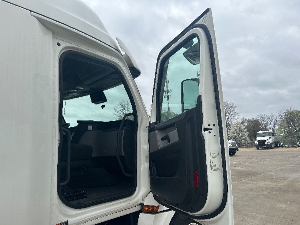 Sleeper Tractor-Heavy Duty Tractors-Freightliner-2020-T12664ST-Memphis-TN-564,727\n\t\tmiles-$ 53,500 - Image 13