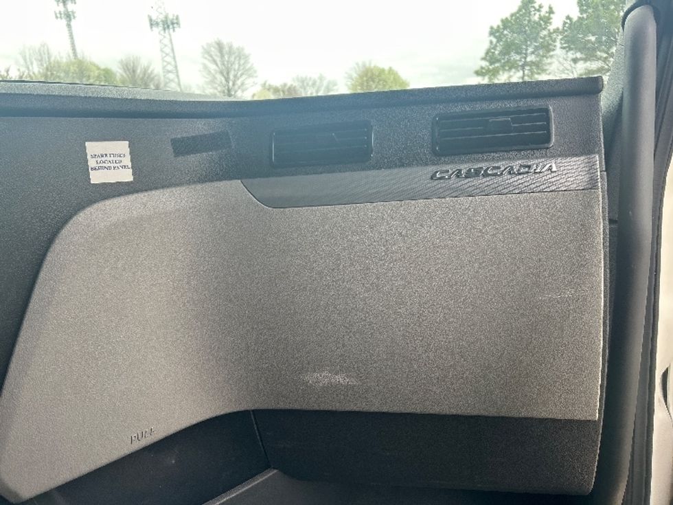 Sleeper Tractor-Heavy Duty Tractors-Freightliner-2020-T12664ST-Memphis-TN-564,727\n\t\tmiles-$ 53,500 - Image 14