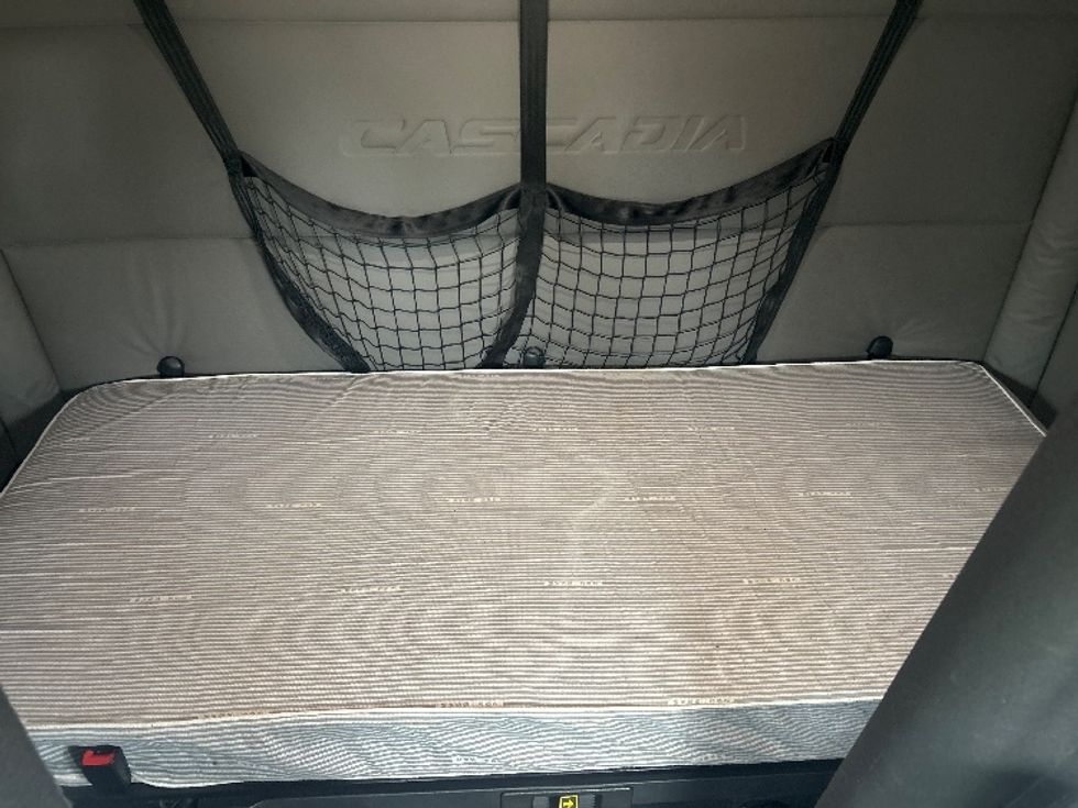 Sleeper Tractor-Heavy Duty Tractors-Freightliner-2020-T12664ST-Memphis-TN-564,727\n\t\tmiles-$ 53,500 - Image 16