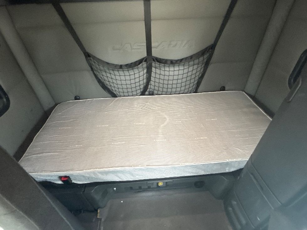 Sleeper Tractor-Heavy Duty Tractors-Freightliner-2020-T12664ST-Memphis-TN-564,727\n\t\tmiles-$ 53,500 - Image 17