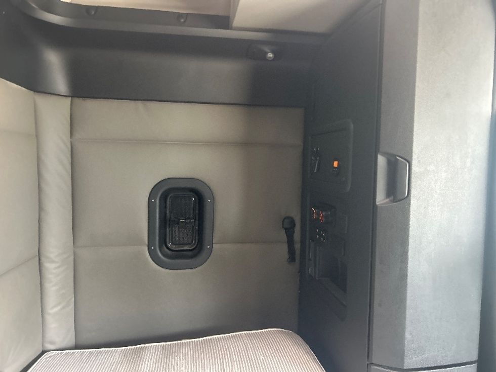 Sleeper Tractor-Heavy Duty Tractors-Freightliner-2020-T12664ST-Memphis-TN-564,727\n\t\tmiles-$ 53,500 - Image 18