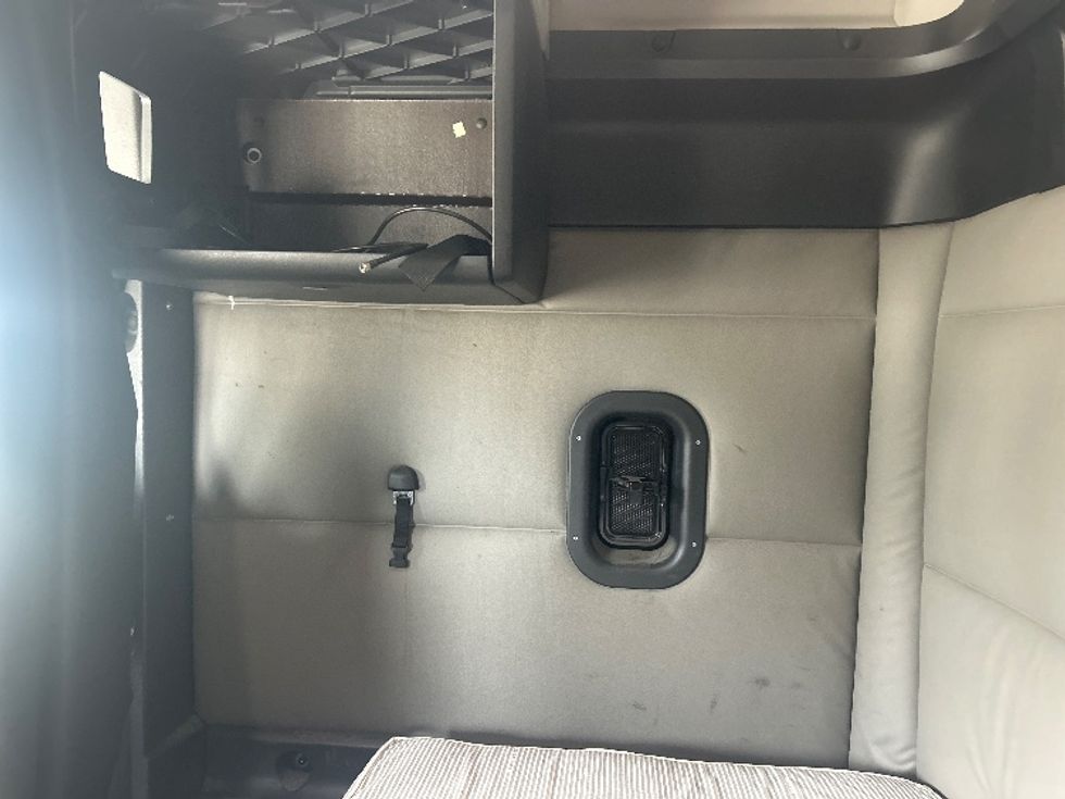 Sleeper Tractor-Heavy Duty Tractors-Freightliner-2020-T12664ST-Memphis-TN-564,727\n\t\tmiles-$ 53,500 - Image 19