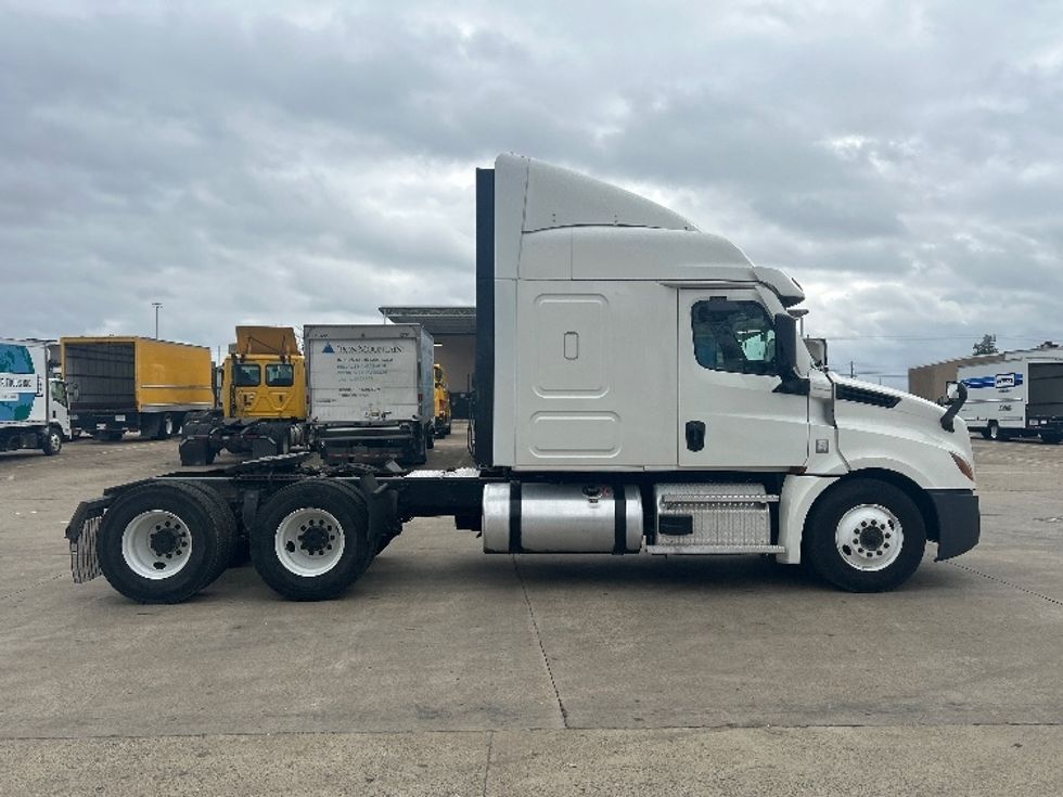 Sleeper Tractor-Heavy Duty Tractors-Freightliner-2020-T12664ST-Memphis-TN-564,727\n\t\tmiles-$ 53,500 - Image 8