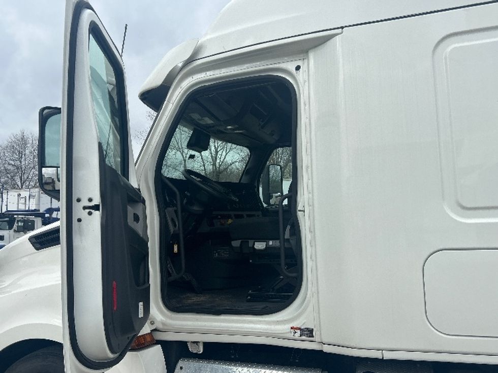 Sleeper Tractor-Heavy Duty Tractors-Freightliner-2020-T12664ST-Memphis-TN-564,727\n\t\tmiles-$ 53,500 - Image 9