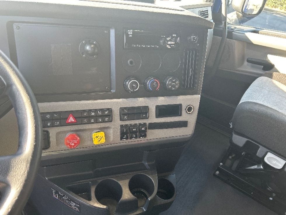 Sleeper Tractor-Heavy Duty Tractors-Freightliner-2020-T12664ST-Memphis-TN-798,929\n\t\tmiles-$ 36,000 - Image 12