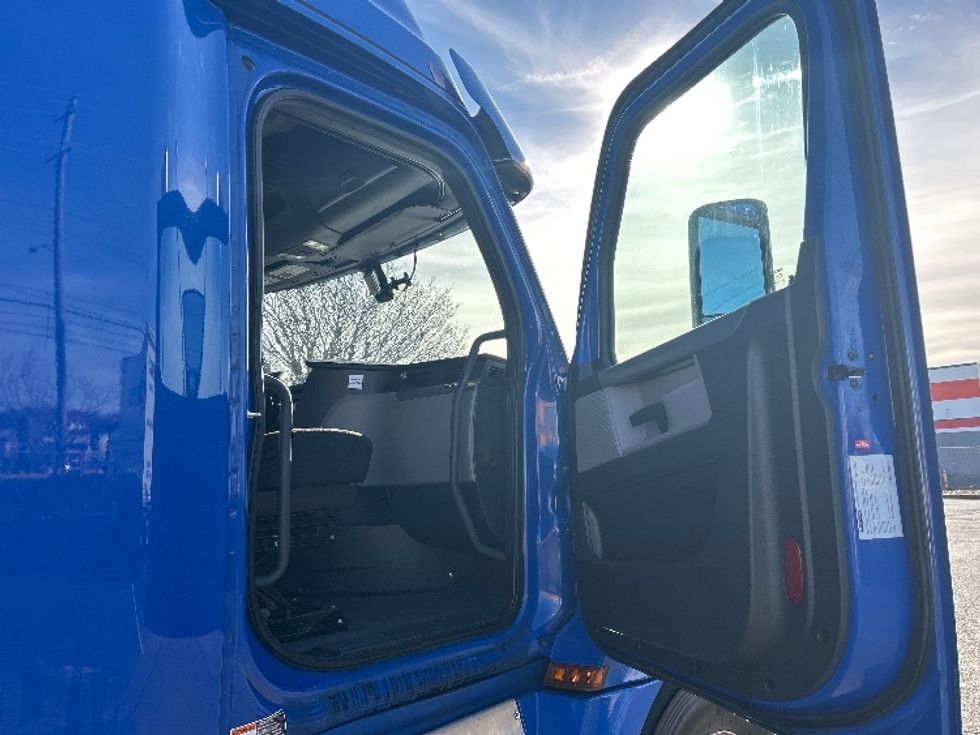 Sleeper Tractor-Heavy Duty Tractors-Freightliner-2020-T12664ST-Memphis-TN-798,929\n\t\tmiles-$ 36,000 - Image 13