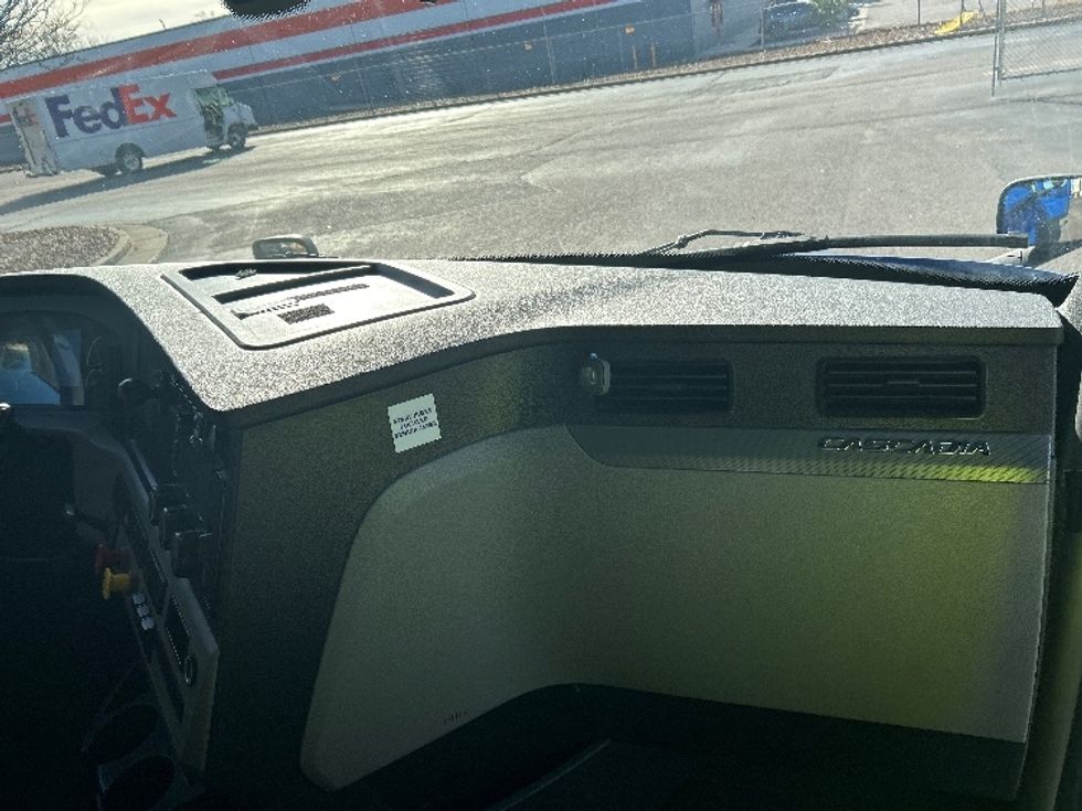 Sleeper Tractor-Heavy Duty Tractors-Freightliner-2020-T12664ST-Memphis-TN-798,929\n\t\tmiles-$ 36,000 - Image 14