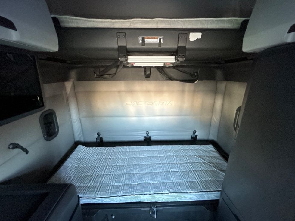 Sleeper Tractor-Heavy Duty Tractors-Freightliner-2020-T12664ST-Memphis-TN-798,929\n\t\tmiles-$ 36,000 - Image 16