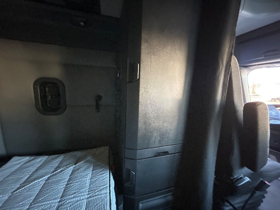 Sleeper Tractor-Heavy Duty Tractors-Freightliner-2020-T12664ST-Memphis-TN-798,929\n\t\tmiles-$ 36,000 - Image 18