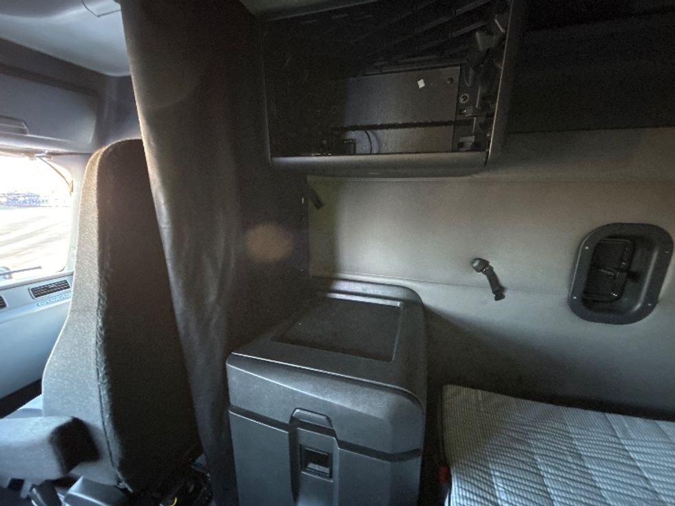 Sleeper Tractor-Heavy Duty Tractors-Freightliner-2020-T12664ST-Memphis-TN-798,929\n\t\tmiles-$ 36,000 - Image 19