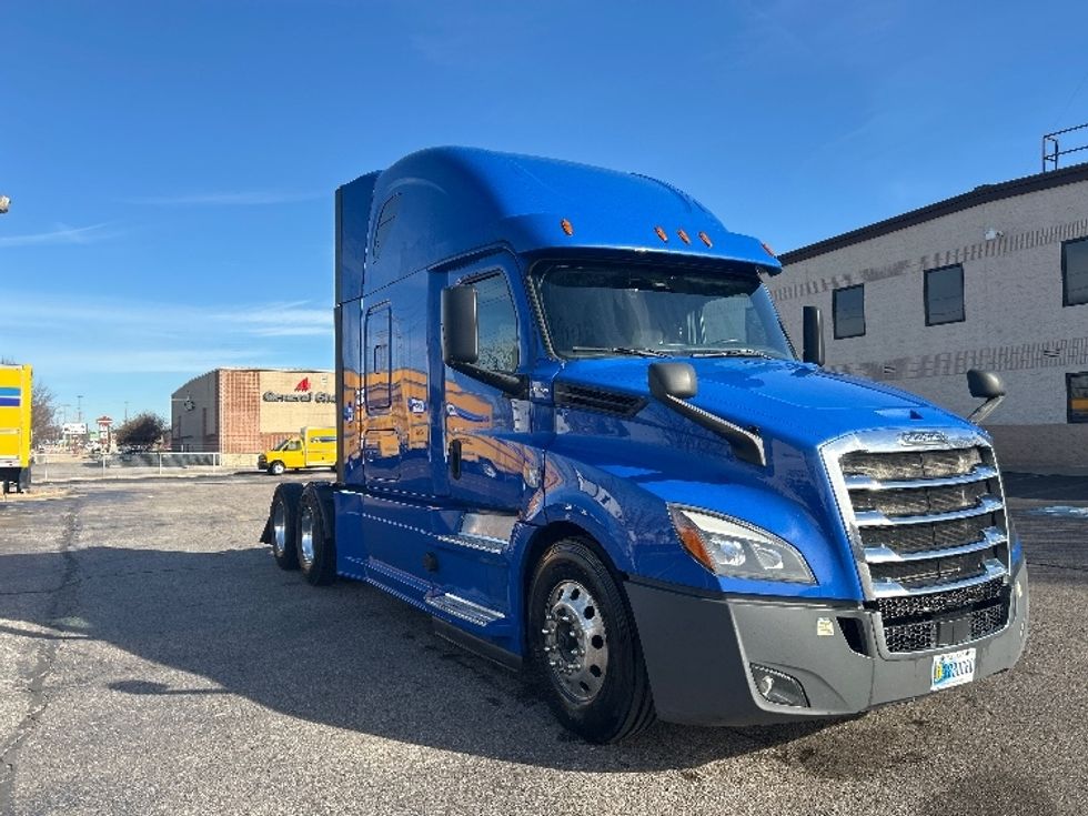 Sleeper Tractor-Heavy Duty Tractors-Freightliner-2020-T12664ST-Memphis-TN-798,929\n\t\tmiles-$ 36,000 - Image 3