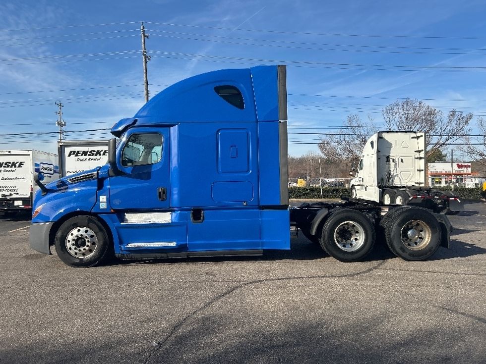 Sleeper Tractor-Heavy Duty Tractors-Freightliner-2020-T12664ST-Memphis-TN-798,929\n\t\tmiles-$ 36,000 - Image 4
